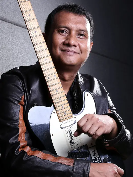  Ari Tri Sosianto hanya bisa pasrah saat dini hari tadi, Kamis (22/1) ditangkap dan digiring ke Mapolres Jakarta Selatan. (Galih W. Satria/Bintang.com)