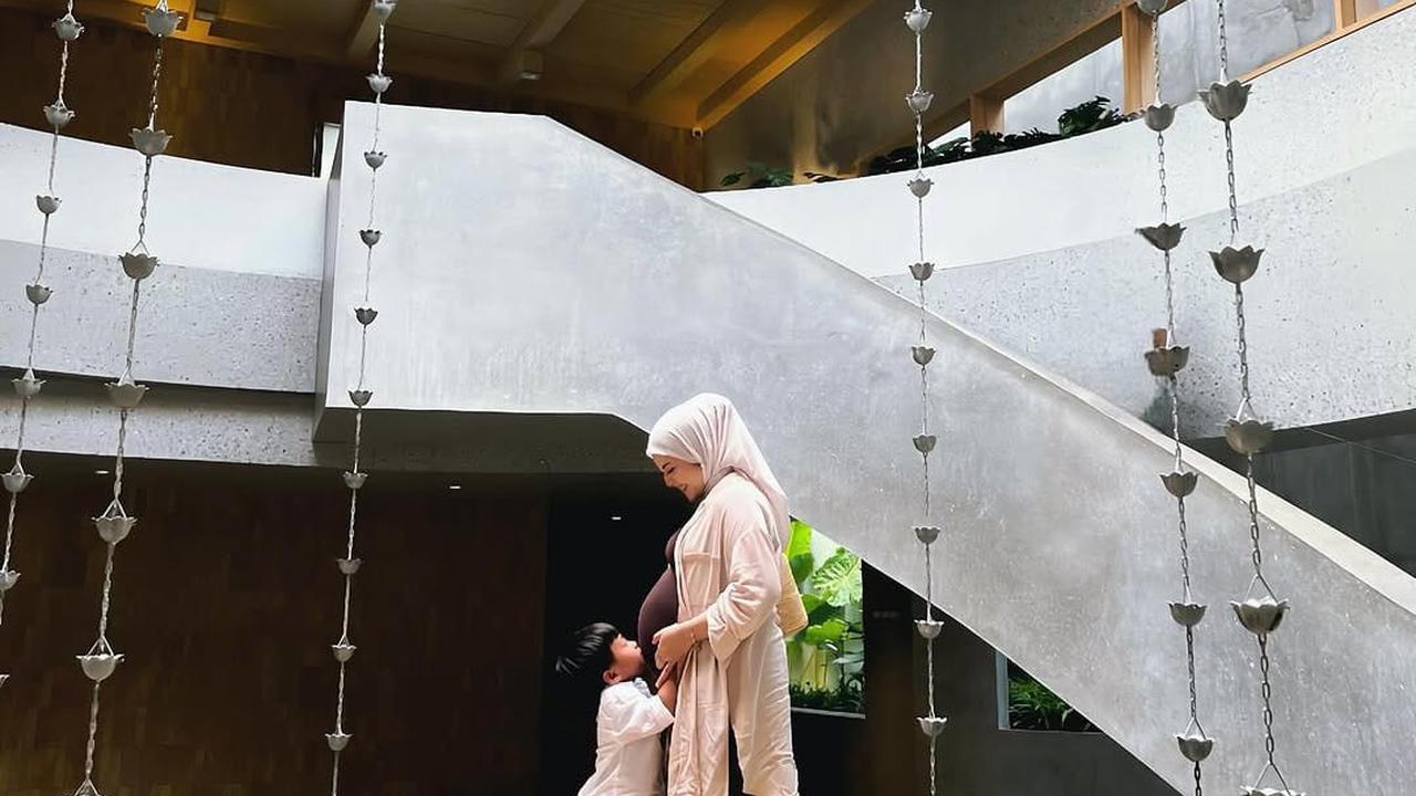 Potret Kesha Ratuliu saat Hamil Anak Ketiga, Simple Namun Memesona
