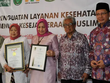 Menag Lukman Hakim Saifuddin menyaksikan pemberian piagam Muri atas pemecahan cuci darah terbanyak oleh Klinik Hemodialisis Muslimat NU, Jakarta, Minggu (10/1/2016). (Liputan6.com/Johan Tallo)