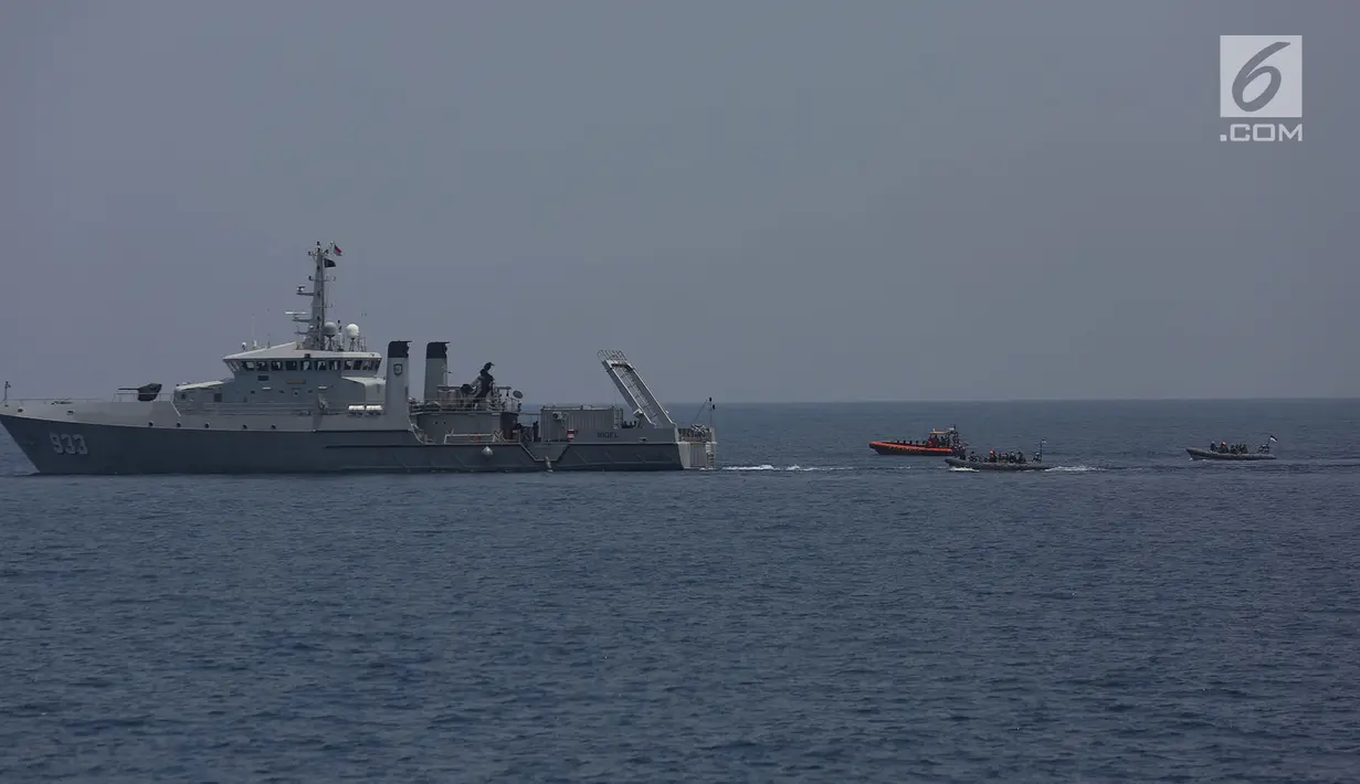 KRI Rigel-933 TNI AL melakukan pencarian jatuhnya pesawat Lion Air JT 610 di perairan Karawang, Jawa Barat Rabu (31/10).  Hari ke-3 pencarian diduga adanya temuan benda logam sepanjang 20 meter yang terdeteksi sonar KRI Rigel. (Merdeka.com/Imam Buhori)