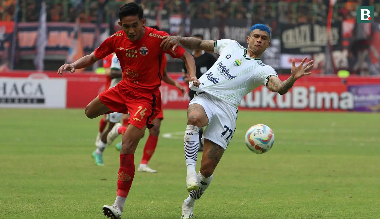 <p>Pemain Persija Jakarta, Rizky Ridho (kiri) berebut bola dengan pemain Persib Bandung, Ciro Alves pada laga pekan ke-11 BRI Liga 1 2023/2024 di Stadion Patriot Candrabhaga, Bekasi, Sabtu (2/9/2023). (Bola.com/Ikhwan Yanuar)</p>