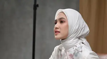 Film "Gaza Hayya 3" yang digarap oleh Jastis Arimba, menampilkan Syifa sebagai Syafira, seorang mahasiswi berpendirian kuat dan tangguh. Debut layar lebarnya ini menuntut Syifa untuk melakukan adegan aksi yang menantang. Syifa menjalani latihan intensif untuk memastikan kelancaran saat syuting. (Liputan6.com/IG/@cutsyifa)