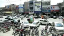 Sebuah pasar yang ramai di Rawalpindi, Provinsi Punjab, Pakistan timur (9/5/2020). Pelonggaran lockdown diawali dengan pembukaan kembali industri-industri terkait konstruksi dan pasar-pasar kecil. (Xinhua/Ahmad Kamal)