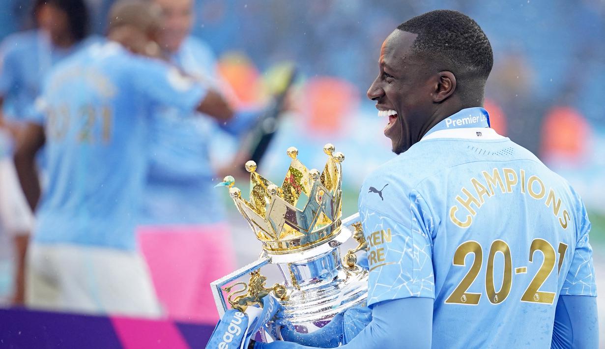 Benjamin Mendy. Bek kiri Prancis berusia 27 tahun yang kini menjalani musim kelima bersama Manchester City sejak 2017/2018 ini pernah tiga kali menjadi juara Liga Inggris bersama The Citizens. Ketiganya adalah musim 2017/2018, 2018/2019 dan 2020/2021. (AFP/Pool/Dave Thompson)