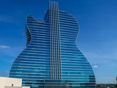 Tampilan bangunan Seminole Hard Rock Hotel & Casino yang menyerupai gitar di Hollywood, Florida, Amerika Serikat, Selasa (22/10/2019). Berbentuk seperti gitar listrik, hotel dengan ketinggian mencapai 20 ribu kaki ini siap menjadi ikon wisata mewah baru. (Zak BENNETT/AFP)