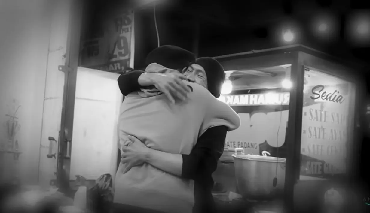 Saat Anji memperkenalkan diri, Rofi pun langsung memeluk Anji. Ia bahagia akhirnya bisa bertemu idolanya. (Foto: YouTube)