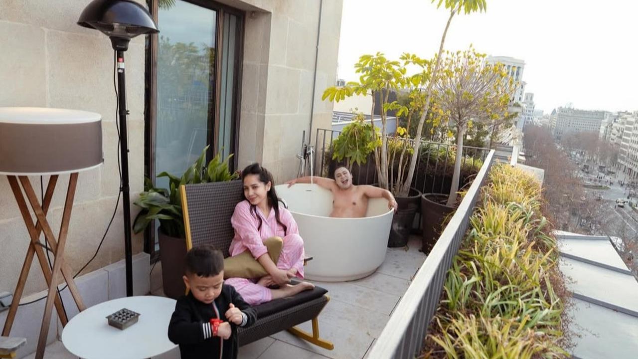 Potret Keanu Berendam di Balkon Kamar Hotel Nagita Slavina di Barcelona, Ada yang Buat Salfok Sampai Bikin Ngakak