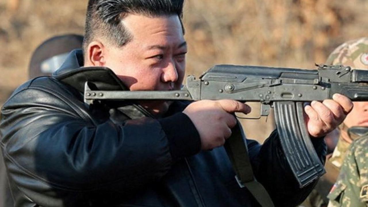 FOTO: Tampil Berjaket Kulit Hitam, Kim Jong-un Jajal Senapan Serbu saat Tinjau Kesiapan Pasukan untuk Perang