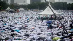 Massa aksi damai 2 Desember bersujud saat menunaikan ibadah salat Jumat di Monas, Jakarta, Jumat (2/12). Meski hujan mengguyur, massa tetap bertahan di saf masing-masing dan melangsungkan salat Jumat bersama-sama. (Liputan6.com/Faizal Fanani)