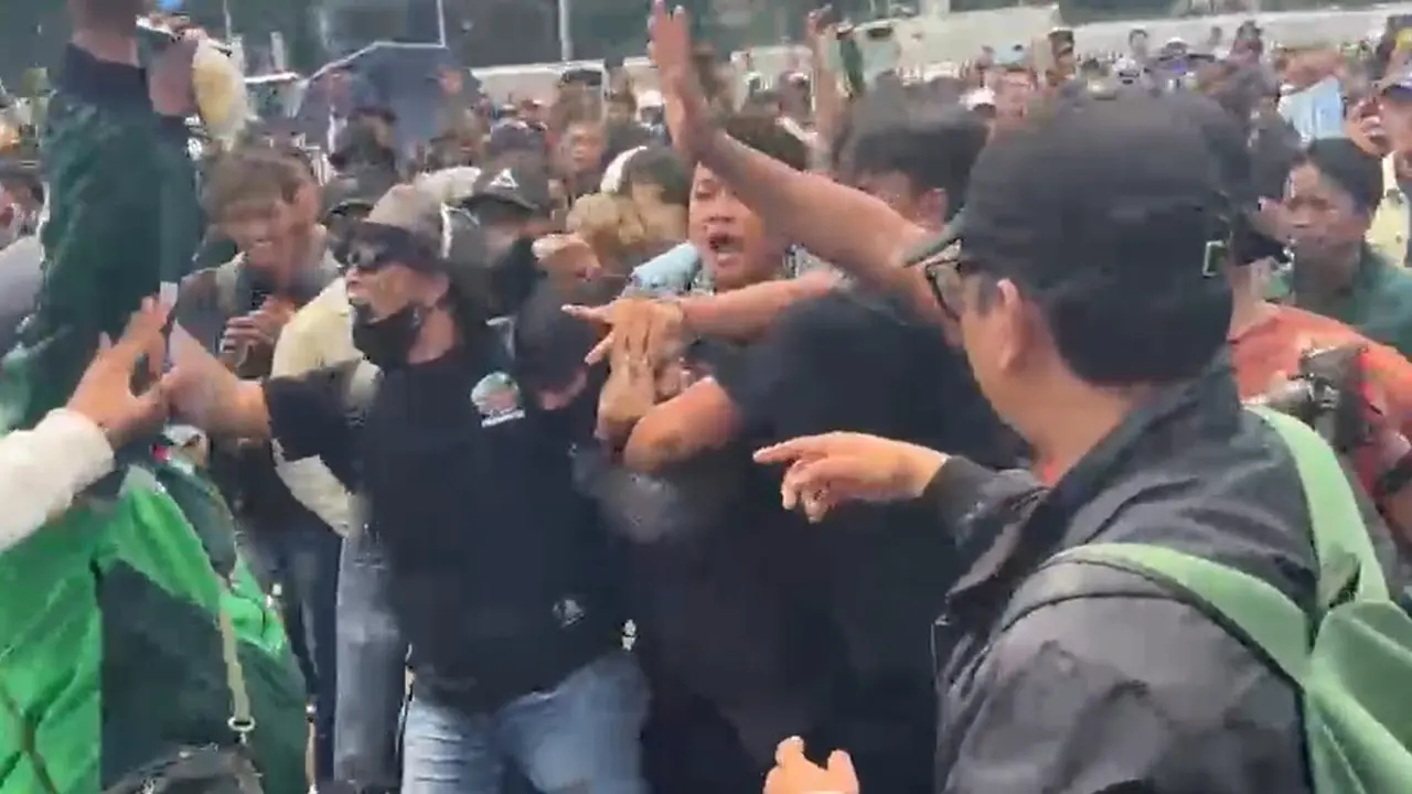 Pria Berhelm Diamuk Pendemo, Diduga Provokator Bawa Sajam. (Liputan6.com/Ady Anugrahadi)