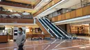 Tangkapan dari rekaman video AFPTV ini menunjukkan tampilan dalam sebuah pusat perbelanjaan di Beijing, Selasa (13/12/2022). Beberapa universitas di China mengatakan akan mengizinkan mahasiswanya menyelesaikan semester dari rumah dengan harapan mengurangi potensi wabah COVID-19 yang lebih besar selama kesibukan perjalanan Tahun Baru Imlek di bulan Januari mendatang. (Yuxuan ZHANG / AFP)