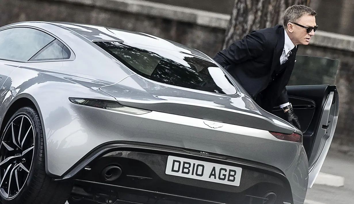 Salah satu adegan film yang menunjukan Daniel Craig keluar dari mobil mewah identik dengan agen rahasia. (Bintang/EPA)