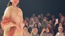 Sorotan lampu dan tepuk tangan penonton menjadi saksi keberhasilan Aaliyah memukau di panggung runway. Kehamilan tak menghalangi langkahnya untuk tetap profesional sebagai model. Banyak yang mengagumi keberaniannya tampil dengan baby bump dan tetap memancarkan pesona luar biasa. (Liputan6.com/IG/@aaliyah.massaid)