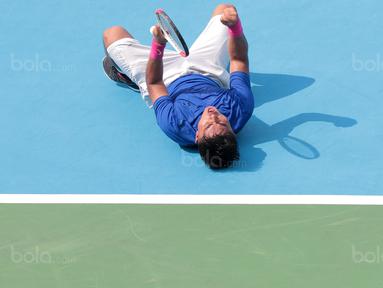 Ekspresi petenis Filipina, Alberto Lim usai mengalahkan petenis Indonesia David Agung Susanto pada Piala Davis 2018 grup dua Asia/Oceania di Senayan, Jakarta, Sabtu (4/2/2018). Alberto menang 6-3, 6-4. (Bola.com/Nick Hanoatubun)