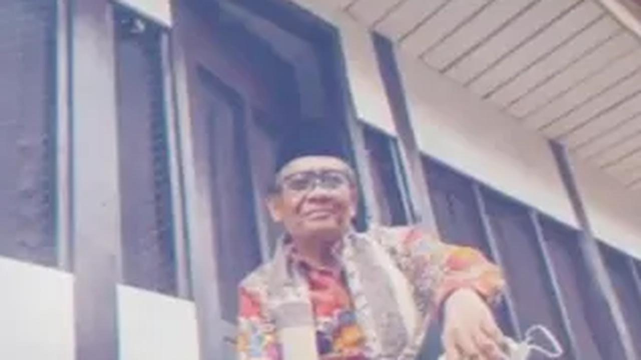 Setelah menempuh pendidikan dasar dan menengah di Madura, Mahfud pun hijrah ke Yogyakarta. Ia menyelesaikan sekolah Pendidikan Hakim Islam Negeri, dilanjutkan menempuh pendidikan S1 di Fakultas Hukum Universitas Islam Indonesia.