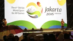 Wakil Presiden Republik Indonesia, Jusuf Kalla, memberikan sambutan dalam acara Pembukaan TAFISA Games 2016 di Pantai Karnaval Taman Impian Jaya Ancol, Sabtu (8/10/2016). (Bola.com/Arief Bagus)