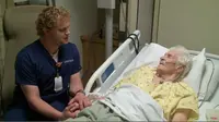 Seorang pria juru rawat yang mempunyai cara unik menenangkan pasisen, yaitu dengan menyanyi. (Sumber Los Angeles Times)