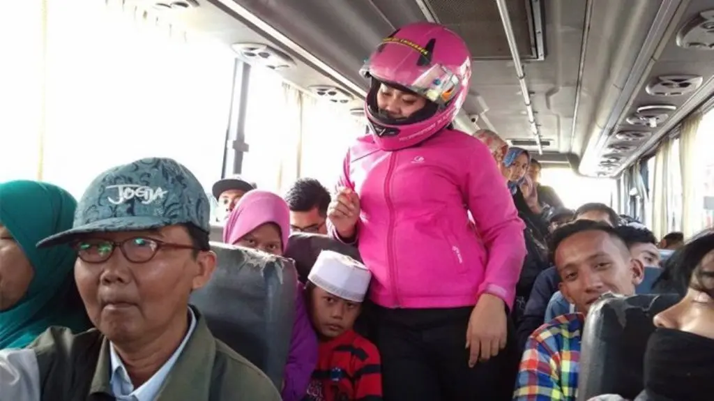 Cerita di balik foto viral cewek pakai helm di dalam bus ini akan membuat siapapun yang membacanya langsung tertampar keras! (Facebook)