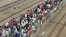 Penumpang memadati peron di Stasiun Tanah Abang, Jakarta, Senin (4/1). Usai Libur Panjang, warga Ibu Kota kembali beraktivitas seperti biasa, yang ditandai dengan kepadatan di stasiun, jalan, serta gedung perkantoran. (Liputan6.com/Immanuel Antonius)