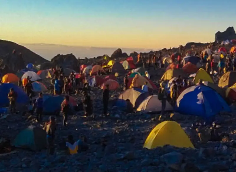 Suasana di Pasar Bubrah Gunung Merapi yang sarat dengan tenda pendaki. (foto: Liputan6.com / dok.pribadi/Edhie Prayitno Ige)