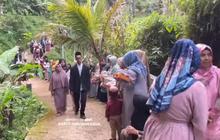 Unik, Warga Kampung Ini Bawa Seserahan Pernikahan Mulai dari Kasur hingga Lemari