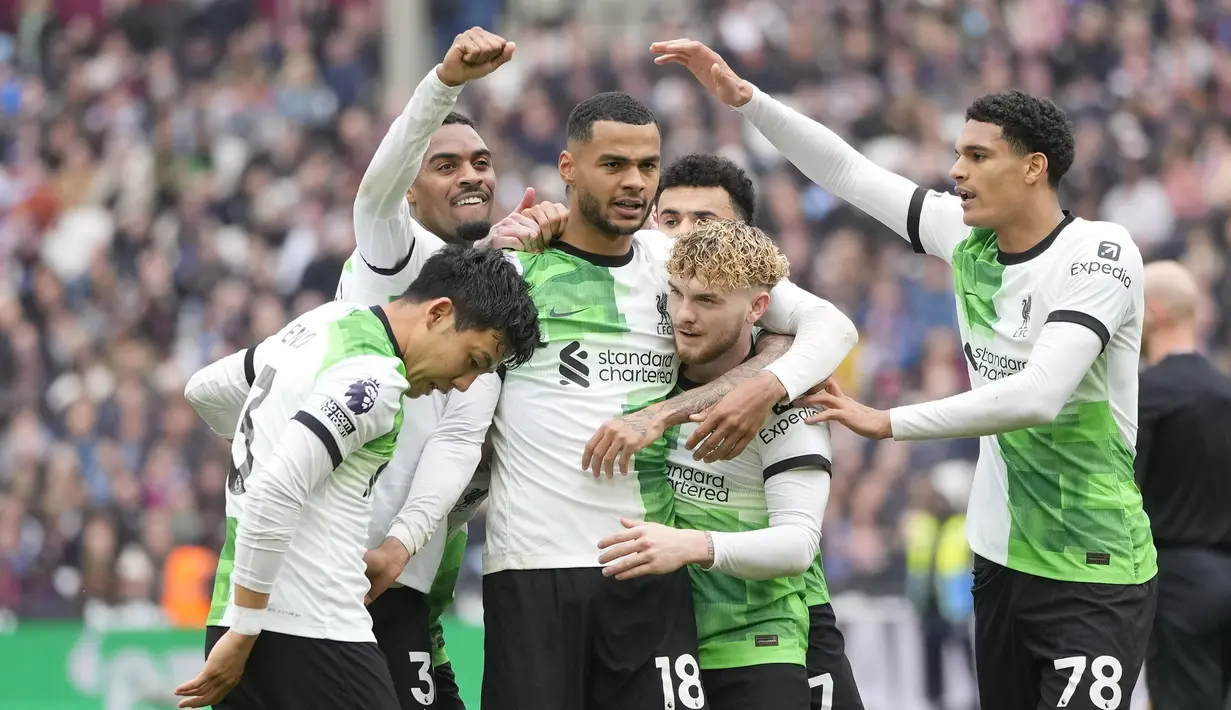 Selebrasi para pemain Liverpool merayakan gol bunuh diri kiper West Ham United, Alphonse Areola hasil tendangan Cody Gakpo (tengah) pada laga pekan ke-35 Premier League 2023/2024 di London Stadium, London, Sabtu (27/4/2024). (AP Photo/Kin Cheung)