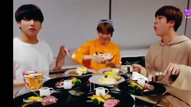 Jungkook BTS terlihat sedang makan bersama dengan kedua temannya Jin dan Jimin.