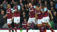 Gol sundulan kepala Andy Carroll striker West Ham membuat West Ham menang atas Chelsea 2-1, Sabtu (24/10/2015).
