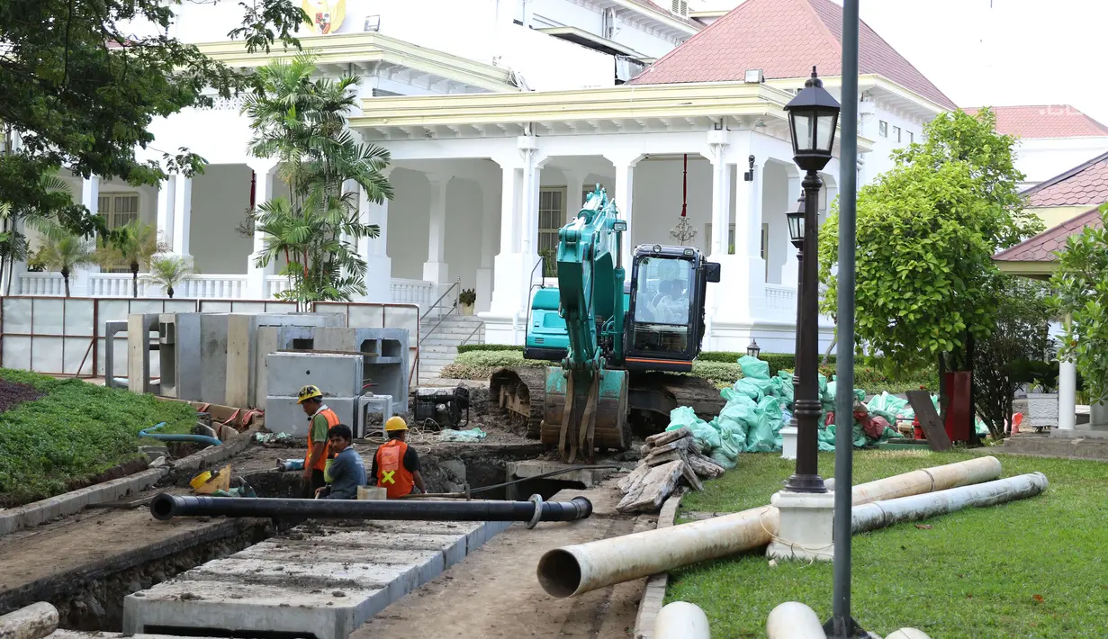 Pekerja menyelesaikan perbaikan drainase Kompleks Istana Kepresidenan, Jakarta, Senin (18/12). Presiden Jokowi memindahkan aktivitas kerja ke Istana Bogor hingga proses revitalisasi drainase lingkungan Istana di Jakarta selesai (Liputan6.com/Angga Yuniar)