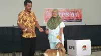 Margono saat menyerahkan hadiah cempe pada Suryani. (KRJogja.com/Sri Warsiti)