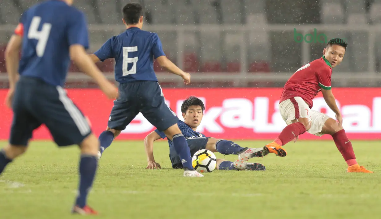 Aksi pemain Timnas Indonesia U-19, Syahrian Abimanyu saat berebut bola dengan pemain Jepang U-19 pada laga uji coba di Stadion Utama GBK, (24/3/2018). Indonesia U-19 Kalah 1-4. (Bola.com/Nicklas Hanoatubun)