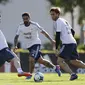 Kapten Timnas Argentina Lionel Messi (kiri) berlatih bersama rekan-rekan jelang laga kualifikasi Piala Dunia 2018 di Buenos Aires, Selasa (21/3/2017). (AP Photo/Natacha Pisarenko)
