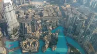 Pemandangan kota Dubai dari lantai 124 Burj Khalifa (Foto: Nurmayanti/Liputan6.com)