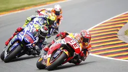 Marc Marquez, Jorge Lorenzo, Valentino Rossi, dan Dani Pedrosa bersaing ketat. (REUTERS/Hannibal Hanschke)