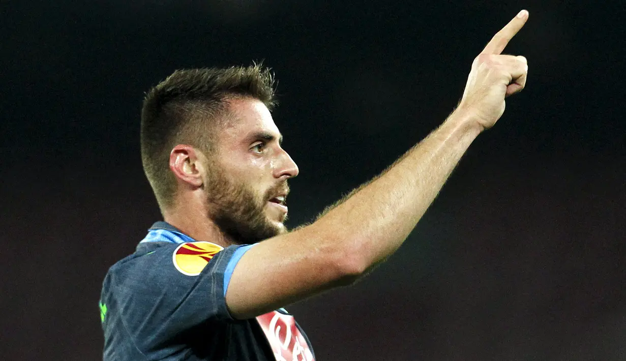Gelandang Napoli, David Lopez merayakan selebrasi usai mencetak gol ke gawang Dnipropetrovsk pada leg pertama semifinal Europa League di Stadion San Paolo, Kamis (7/5/2015). Napoli bermain imbang 1-1 atas Dnipro Dnipropetrovsk. (REUTERS/Ciro De Luca)