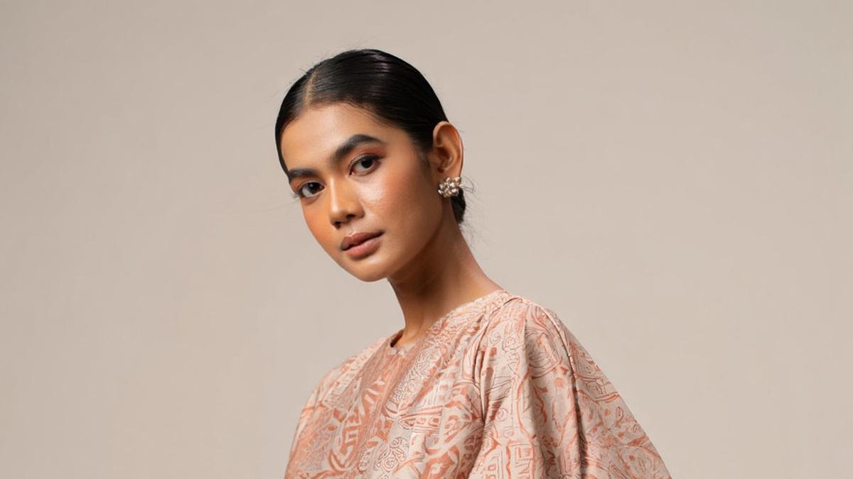 7 Model Long Dress Batik Kombinasi Brokat Lengan Tiga Lapis Panjang yang Lagi Tren