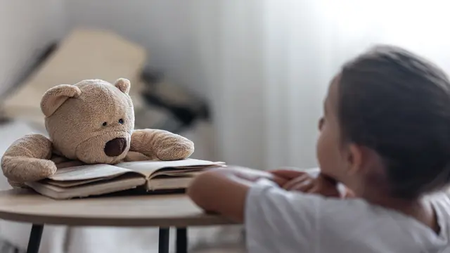 Bermain sendiri dapat memicu imajinasi dan kreativitas anak yang penting untuk tumbuh kembangnya