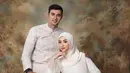Margin Winaya tampil elegan kenakan dress lace putih dan hijab di foto keluarga. Ia terlihat serasi dengan suami yang kenakan baju koko bordir [@marginw]