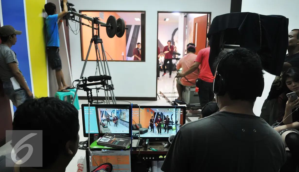 Sutradara dan kru sinetron High School Love Story sedang mengamati jalanin syuting  di lokasi syuting Studio MD, Jakarta, Kamis (20/8/2015). Sinetron HSLS sudah tayang sejak 10 Agustus 2015 lalu di SCTV. (Liputan6.com/Herman Zakharia)