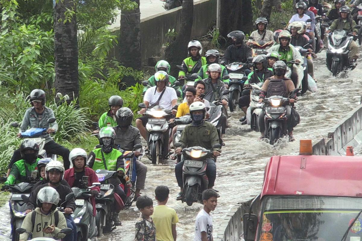 FOTO: Banjir Rendam Jalan Daan Mogot Lalu Lintas Tersendat