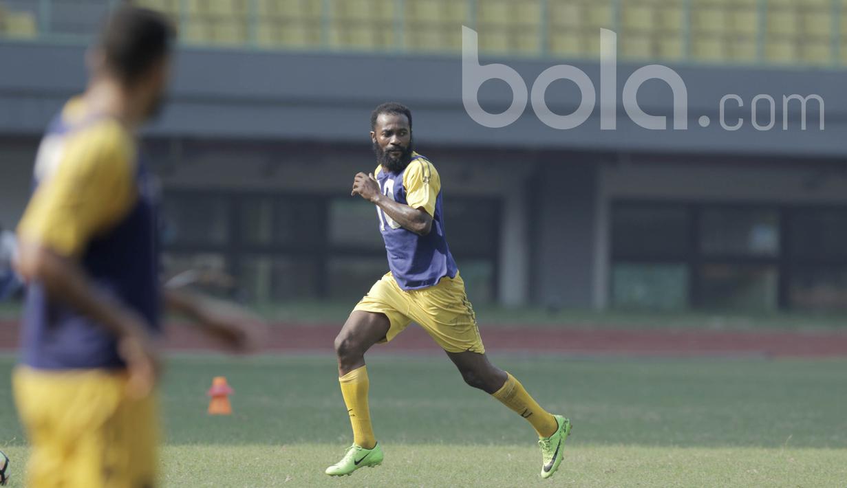 Pemain Semen Padang, Didier Zokora, melakukan sesi latihan di Stadion Patriot, Bekasi, Jumat (19/05/2017). Latihan tersebut merupakan persiapan jelang lawan Bhayangkara FC. (Bola.com/M Iqbal Ichsan)