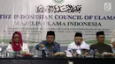 Wapres Jusuf Kalla (dua kiri) dan Menlu Retno Marsudi (kiri) memberi sambutan saat mengunjungi Majelis Ulama Indonesia (MUI) di Jakarta, Selasa (6/3). Pertemuan dalam rangka silaturahmi dan membicarakan perdamaian Afghanistan. (Liputan6.com/Angga Yuniar)