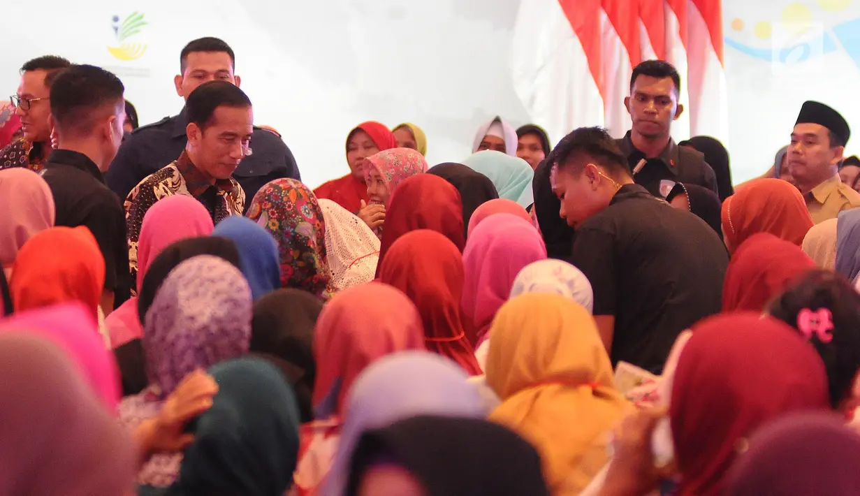 Presiden Joko Widodo atau Jokowi menyalami Keluarga Penerima Manfaat (KPM) saat menyalurkan bansos Program Keluarga Harapan (PKH) dan Bantuan Pangan Non Tunai (BPNT) kepada seribu warga Depok, Jabar, Selasa (12/2). (Liputan6.com/Herman Zakharia)