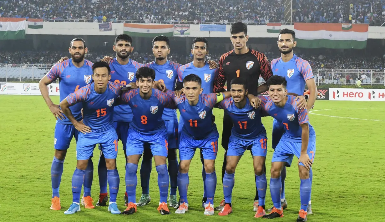 Foto Ilustrasi Timnas India saat akan menghadapi Bangladesh. India disanksi FIFA karena pihak ketiga, dalam hal ini campur tangan pemerintah setelah membubarkan Federasi Sepak Bola Seluruh India (AIFF). FIFA yang geram dengan kebijakan Pemerintah India membekukan AIFF dan juga sepak bola negara tersebut dari sepak bola internasional, Selasa (16/8/2022). (AFP/Dibyangshu Sarkar)