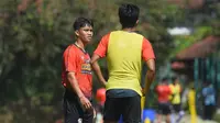 Tito Hamzah saat dapat arahan dari pemain senior Arema FC dalam sesi latian. (Bola.com/Iwan Setiawan)
