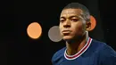 Kylian Mbappe merupakan wonderkid Timnas Prancis kala menjuarai Piala Dunia 2018 di umurnya yang masih menginjak 22 tahun. Saat ini, dirinya telah menjadi pemain termahal kedua setelah rekan setimnya, Neymar. Penampilan gemilangnya di PSG juga tak terusik dengan kedatangan Messi. (AFP/Loic Venance)