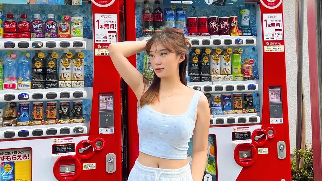 Potret Livy Renata dengan Outfit Casual, Dari Pakai Hoodie hingga Tanktop