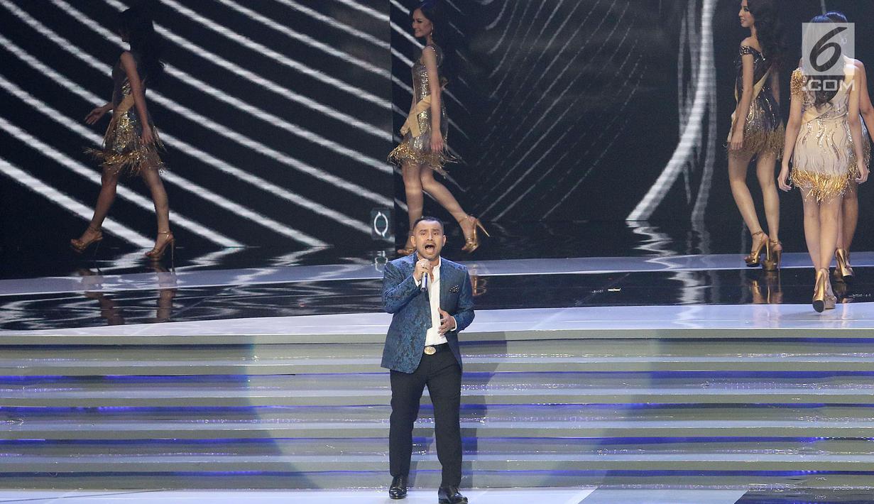 Penyanyi Judika saat tampil pada malam final Miss Grand Indonesia 2018 di JCC Jakarta, Sabtu (21/7). Judika juga membawakan lagu You Are the Reason pada malam final. (Liputan6.com/Angga Yuniar)