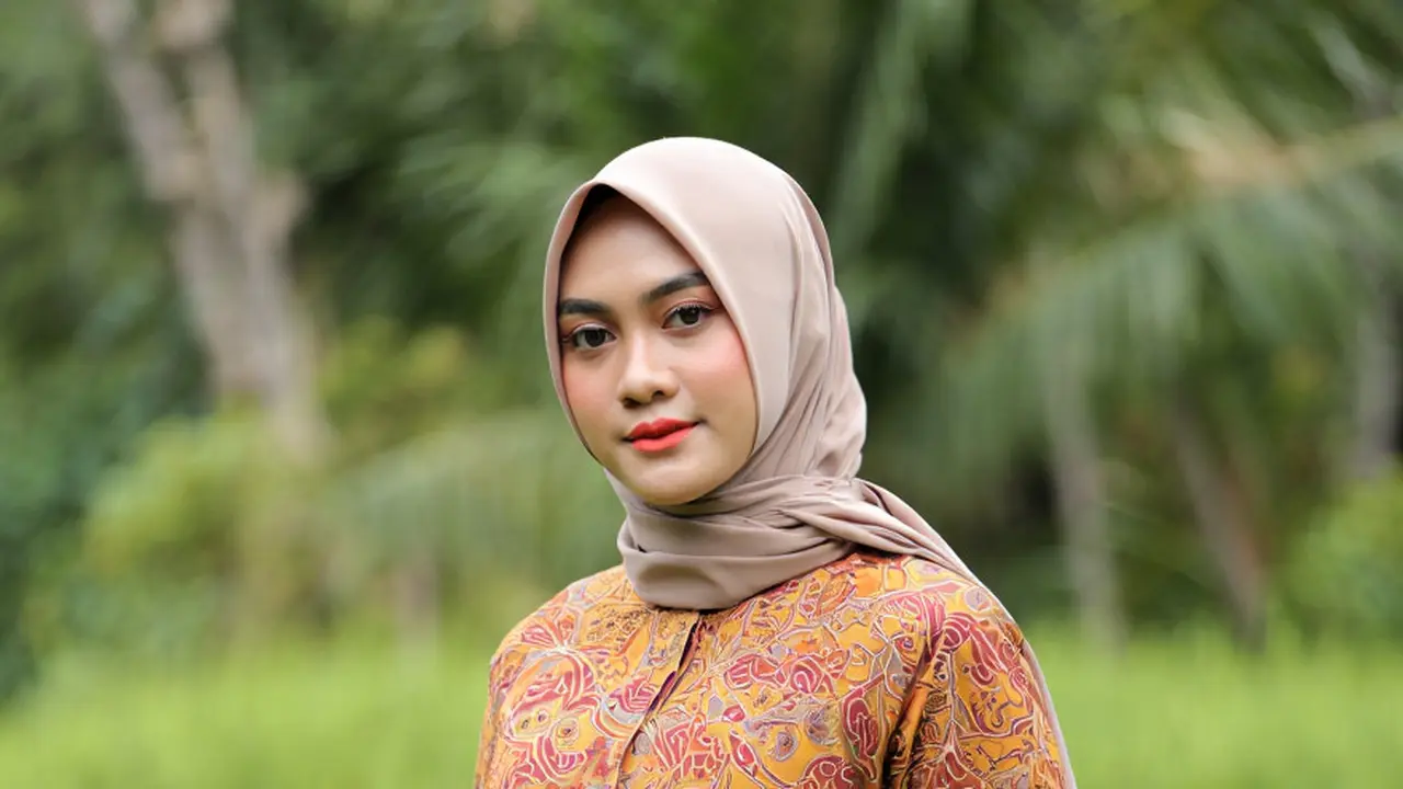 Model Atasan Batik Wanita Hijab Sederhana untuk Acara Outdoor