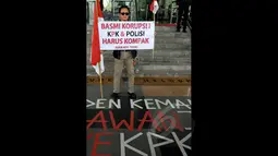 Pong Harjatmo, menggelar unjuk rasa seorang diri di Komisi Pemberantasan Korupsi (KPK), Jakarta, Rabu (28/1/2015). Pong Harjatmo menyerukan agar KPK - Polri kompak untuk memberantas korupsi yang merugikan rakyat Indonesia. (Liputan6.com/Andrian M Tunay)